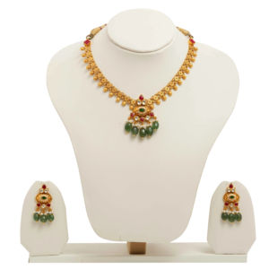 Ensemble de collier plaqué or traditionnel avec pendentif en pierre rouge et verte et boucles d'oreilles assorties pour mariage et occasions festives - Product Image 3