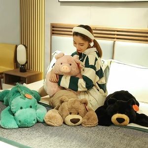 Divers styles de jouets en peluche, y compris de mignons petits ours, des dinosaures et des oreillers en peluche en forme de cochon, sont des décorations pour la maison et des cadeaux de fêtes. - Product Image 5
