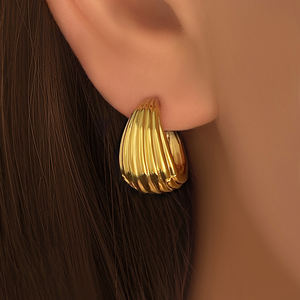 Pendientes de latón con rayas de alta gama, chapados en oro de 18k, accesorios de moda versátiles para mujer. - Product Image 1