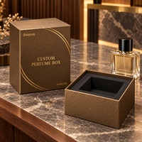 Boîte rigide pour parfum en papier texturé bronze 10x10x14cm, avec insert en mousse surélevé, fermeture magnétique, lamination brillante