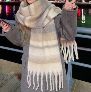 Bufanda de estudiante gruesa y cálida bloqueada de color avanzado para mujeres en invierno - Product Image 2