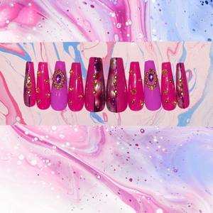 Design d'ongles en gel longs forme cercueil 'Nuit étoilée' avec feuille métallique et strass, taille moyenne - Product Image 1