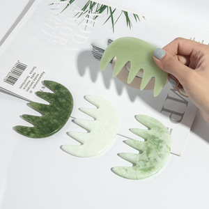 Masseur de tête en jade : Peigne de massage en jade, outil de massage des points de pression, masseur Gua Sha chinois pour le cuir chevelu, le <span class=keywords><strong>visage</strong></span>, les bras, les pieds - Product Image 1