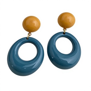 Boucles d'oreilles créoles en résine rouge de luxe, élégantes et tendance, plaquées or, accessoire de bijouterie fantaisie pour femme, idéales pour un mariage - Product Image 4