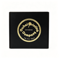 Boîte d'expédition en carton ondulé avec logo en feuille d'or et icônes de réseaux sociaux imprimées, cartons pliables pour l'emballage de marques cosmétiques