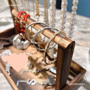 Estante de madera maciza para joyería, soporte de exhibición para pulseras, caja de almacenamiento de estilo nórdico minimalista para relojes, brazaletes, organizador de escritorio - Product Image 1