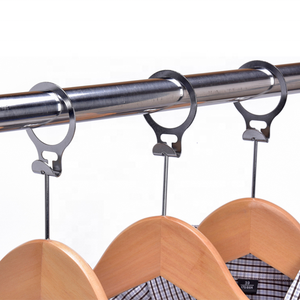 Vente chaude, <span class=keywords><strong>cintre</strong></span> en bois massif personnalisé avec clip métallique rond <span class=keywords><strong>antivol</strong></span> pour hôtel - Product Image 5