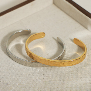 Moda martillo patrón textura brazalete pulsera impermeable Acero inoxidable chapado en <span class=keywords><strong>oro</strong></span> brazalete abierto al por mayor - Product Image 2