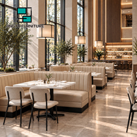Ensemble de sièges de restaurant personnalisables, banquettes capitonnées crème avec base noire, tables à manger pour restaurant, chaises rembourrées, OEM Chine
