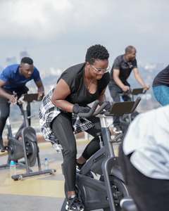 <span class=keywords><strong>Vélo</strong></span> de <span class=keywords><strong>spinning</strong></span> magnétique vertical <span class=keywords><strong>pour</strong></span> entraînement à domicile avec écran et <span class=keywords><strong>compteur</strong></span> d'exercice – Vente en gros - Product Image 4