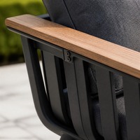 Ensemble de canapés d'extérieur modernes gris foncé et blanc en aluminium avec accoudoirs en bois et coussins imperméables pour patio, jardin, restaurant, salon