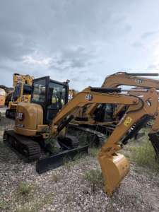 รถขุดตีนตะขาบขนาดเล็ก CAT 303.5E มือสอง น้ำหนัก 3.5 ตัน เครื่องยนต์ Caterpillar แท้ ตัวถังกะทัดรัด เหมาะสำหรับงานสวนและงานเทศบาล - Product Image 3