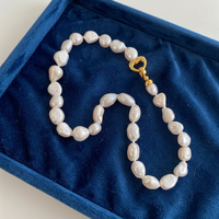 Collier élégant Aimgal en perles baroques avec fermoir en forme de cœur, chaîne de perles de 42 cm, perles blanches irrégulières, bijoux pour fête à la plage