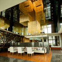 Lustre géométrique moderne de luxe, grand luminaire suspendu personnalisé à franges dorées pour hall d'hôtel, atrium, projet de plafond haut