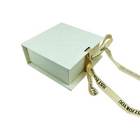 Boîte cadeau rigide mate personnalisée de luxe avec logo, emballage en carton haut de gamme, boîte à rabat avec fermeture magnétique et ruban