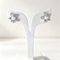 Boucles d'oreilles clous en laiton plaqué or ajouré floral, anti-ternissement, avec perles d'eau douce blanches de 5 mm, personnalisables OEM/ODM