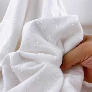 Tissu en dentelle florale brodée en <span class=keywords><strong>coton</strong></span> 100% <span class=keywords><strong>blanc</strong></span> de haute qualité à prix avantageux pour chemise de robe - Product Image 1