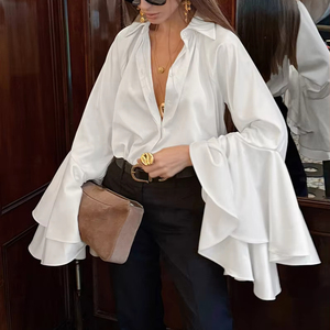 Chemise chic pour femme en mélange de coton blanc, coupe oversize, boutonnée, avec manches évasées superposées spectaculaires - Blouse élégante et tendance - Product Image 1