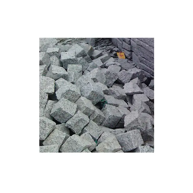 Pavimentazione della strada privata del granito della pietra del ciottoli grigio chiaro spaccata naturale