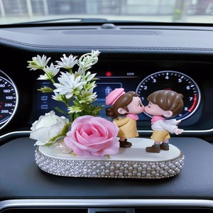 Graziosa Bambola di Coppia per Cruscotto Auto, Ornamento con Base in Strass, Fiore di Rosa Artificiale, Decorazione Romantica per Interni Auto, Regalo di Nozze - Product Image 2