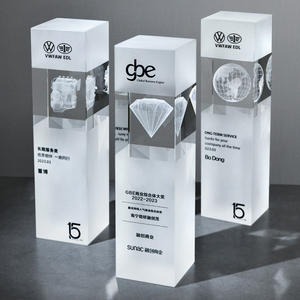 नए डिजाइन स्टार क्रिस्टल ट्रॉफी रंगीन कस्टटॉम स्पोर्ट्स ट्रॉफी पुरस्कार थोक ग्लास ट्रॉफी - Product Image 1