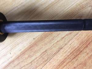 Barbel Angkat Berat Kompetisi IWF Standar 20kg Berlapis Fosfat Hitam - Product Image 4