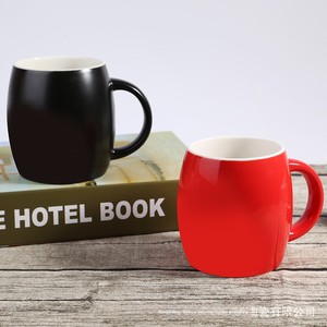 Mug en céramique promotionnel BST en forme de baril à vin, grande capacité, avec couvercle et cuillère, gravure de logo personnalisée - Product Image 2