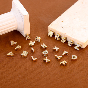 Abalorio Deslizante con Inicial Incrustada |   Abalorio de Letra del Alfabeto Chapado en Oro PVD de 18K con Incrustaciones de Diamantes de Imitación en Acero Inoxidable |   Impermeable e Hipoalergénico - Product Image 4
