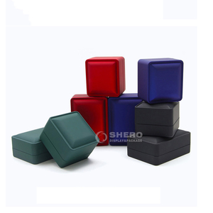 Cajas de lujo rojas al por mayor, personalizadas, premium, de plástico con luz LED, para collares, pulseras, anillos, pendientes, cajas para joyería. - Product Image 6