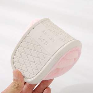 Chaussons d'intérieur confortables et doux pour femmes, automne-hiver, à talon haut, imitation fourrure de lapin, semelle épaisse en EVA, pour sols en bois - Vente en gros - Product Image 4