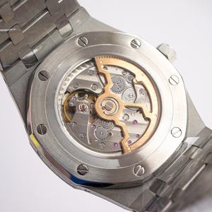 นักออกแบบสุดหรูสร้างสรรค์นาฬิกาข้อมือคริสตัลแซฟไฟร์สุดหรูหรา พร้อมปฏิทินแบบถาวรและคุณสมบัติกันน้ำลึก - Product Image 3