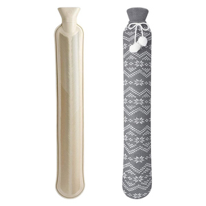 Bouillotte longue 2L en caoutchouc pour le soulagement de la douleur avec couverture souple Meilleures ventes sur Amazon - Product Image 1