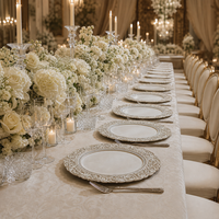 Assiettes de présentation vintage blanches sculptées de 13 pouces en plastique PP à bord festonné pour la location en gros d'événements de mariage de luxe