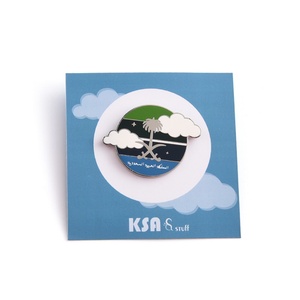 Pin Metálico Redondo Personalizado con Diseño de Paisaje, Impresión UV Plateada, Venta Caliente - Product Image 2