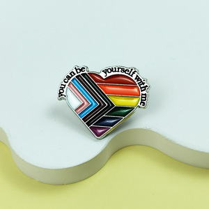Spilla Creativa LGBTQ a Forma di Cuore 'Tu Puoi Essere Tu Stesso con Me' Arcobaleno Pride Progressivo, Accessorio Distintivo per PRIDE - Product Image 2