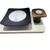 Table basse carrée sculpturale à deux niveaux en bois mat foncé, à profil bas, moderne et sophistiquée, pour salon ou espace détente