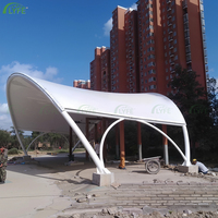 Structure de protection solaire en membrane tendue Lyfe Custom Modern Park pour zone de loisirs extérieure, tissu PVDF hautement résistant aux déchirures.