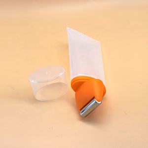 Vente en gros Crème pour le <span class=keywords><strong>visage</strong></span> vide personnalisée Huile de <span class=keywords><strong>massage</strong></span> pour le <span class=keywords><strong>visage</strong></span> Rouleau à billes d'acier unique Emballage de tube de <span class=keywords><strong>massage</strong></span> ovale en PE - Product Image 3