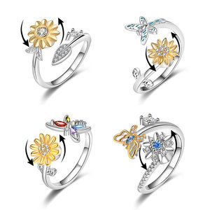 Anillo Giratorio Ajustable con Flor, Microincrustaciones de Zirconia, Bañado en Oro, Joyería Antiestrés con Logotipo Personalizado - Product Image 1