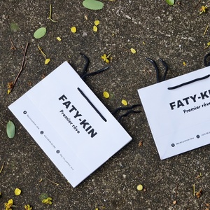 Sacs fourre-tout promotionnels de luxe en papier noir, grands sacs en papier kraft personnalisés imprimés pour vêtements, cadeaux et shopping avec logo - Product Image 1