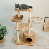 Arbre à chat multifonctionnel moderne en bois massif à 4 niveaux de 135 cm avec panier tressé et nid pour chat inspiré d'une capsule spatiale