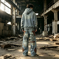 Jeans en denim délavé vintage avec patchs en cuir et détails rivetés, coupe ample, pantalon streetwear pour hommes, vente en gros B2B, approvisionnement en vrac