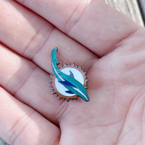NFL Miami Dolphins Arizona cardinals ซีแอตเทิลฟุตบอลลีกเข็มกลัดโลหะธีมกีฬาเข็มกลัดแกะสลักดิจิตอลงานฝีมือโลหะ - Product Image 5