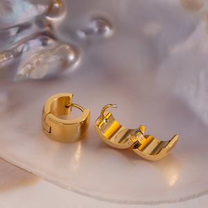 Aretes Huggie de Forma Geométrica, Chapados en Oro de 18K, Acero Inoxidable, Unisex, para Uso Diario - Product Image 4