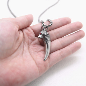 Yunnique – collier avec pendentif en acier inoxydable, croc de loup avec yeux rouges, bijoux à la mode pour hommes - Product Image 4