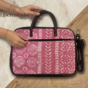 Bolso para portátil rosa con estampado a mano, de algodón, para oficina, con asa de regazo y correa. - Product Image 2