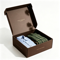 Boîtes d'expédition en carton ondulé brun mat personnalisables, idéales pour les chemises, les pulls, les costumes pour hommes et l'emballage de vêtements de marque.
