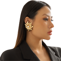 Anting-anting kancing kelopak krisan geometris mode Modern perhiasan mutiara bunga aster logam berlapis emas