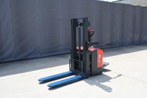 Gerbeur électrique double élévateur HELI 2 tonnes, mini gerbeur manuel avec mât de 4,5 m pour entrepôt, gerbeur à batterie pour stockage en hauteur - Product Image 3
