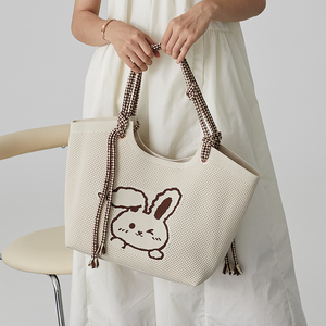 Sac fourre-tout surdimensionné pour femme avec logo personnalisé motif <span class=keywords><strong>lapin</strong></span> 2026, <span class=keywords><strong>en</strong></span> polyester recyclé, fermeture ouverte, nouveau style, accessoire de mode - Product Image 3